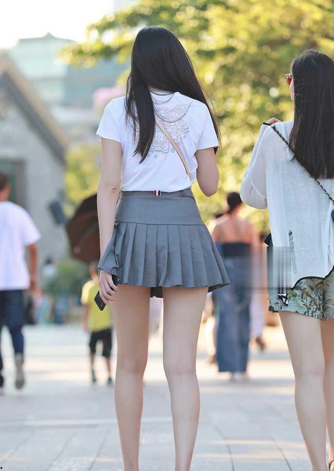 穿短裙的美女图片,时尚与自信的完美演绎